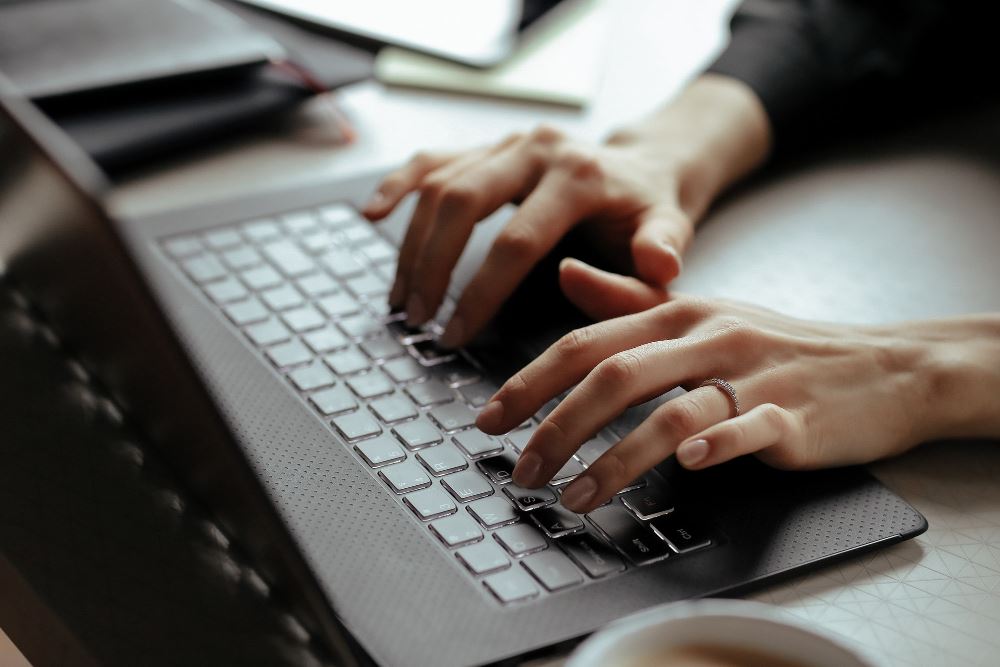 Desenvolvedora da WebdbSolution trabalhando em um projeto
